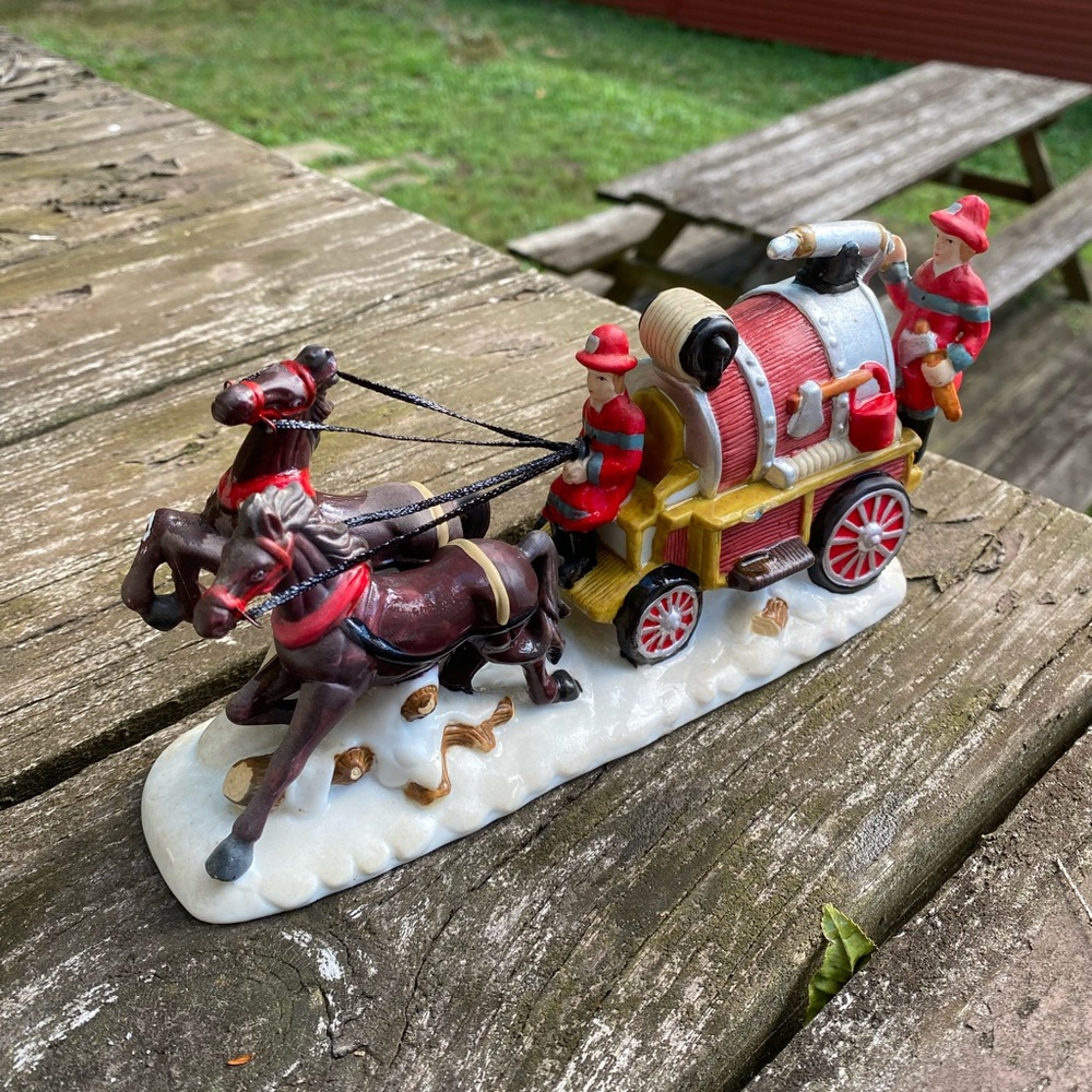 Dickens Collectables HORSE DRAWN FIRE ENGINE 1998 Christmas Village